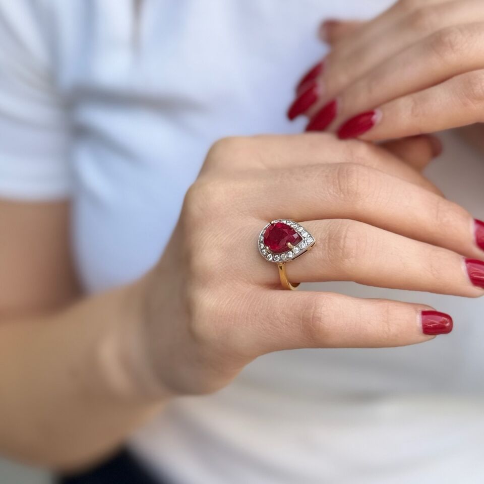 18 AYAR 0,34 CT PIRLANTA TAŞLI 3,84 CT YAKUT TAŞLI DAMLA MODEL PIRLANTA YÜZÜK