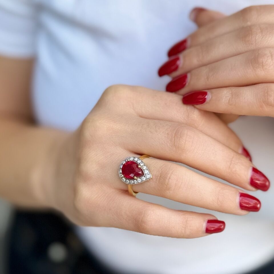 18 AYAR 0,34 CT PIRLANTA TAŞLI 3,84 CT YAKUT TAŞLI DAMLA MODEL PIRLANTA YÜZÜK