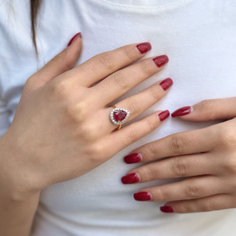 18 AYAR 0,34 CT PIRLANTA TAŞLI 3,84 CT YAKUT TAŞLI DAMLA MODEL PIRLANTA YÜZÜK