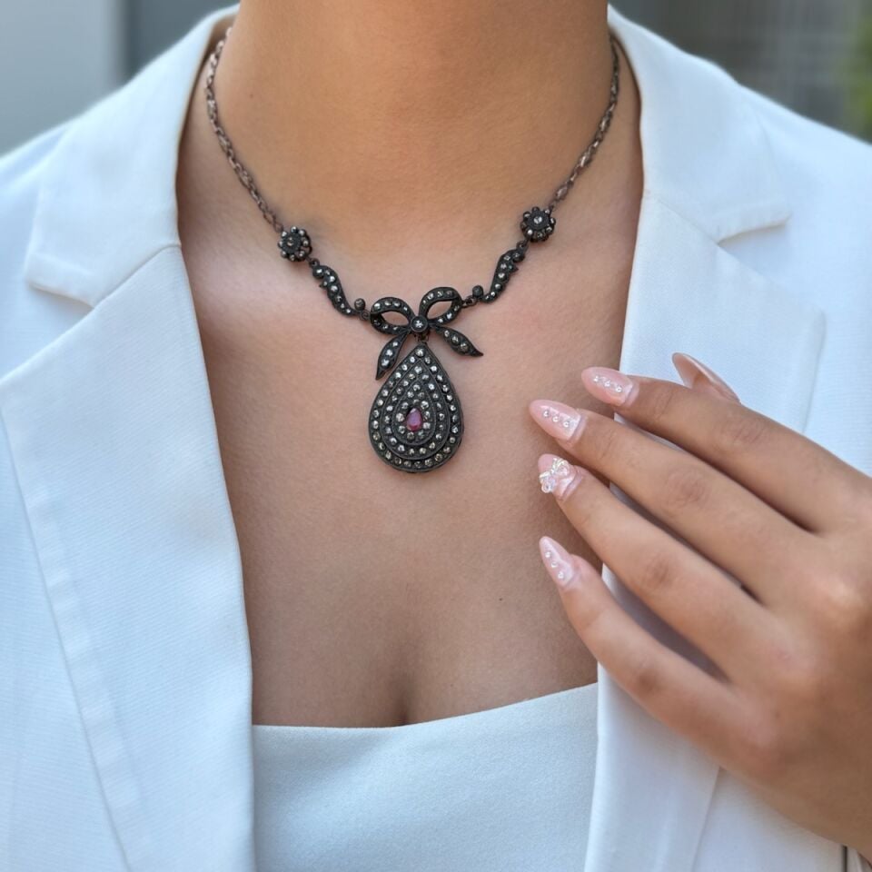 YAKUT TAŞLI DAMLA MODEL ELMAS GERDANLIK