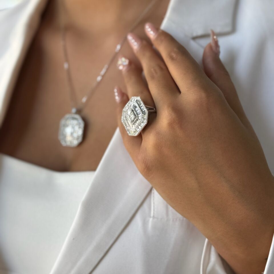 14 AYAR 4,14 CT F RENGİ BAGET TAŞLI İTALYAN MONTÜR PIRLANTA YÜZÜK
