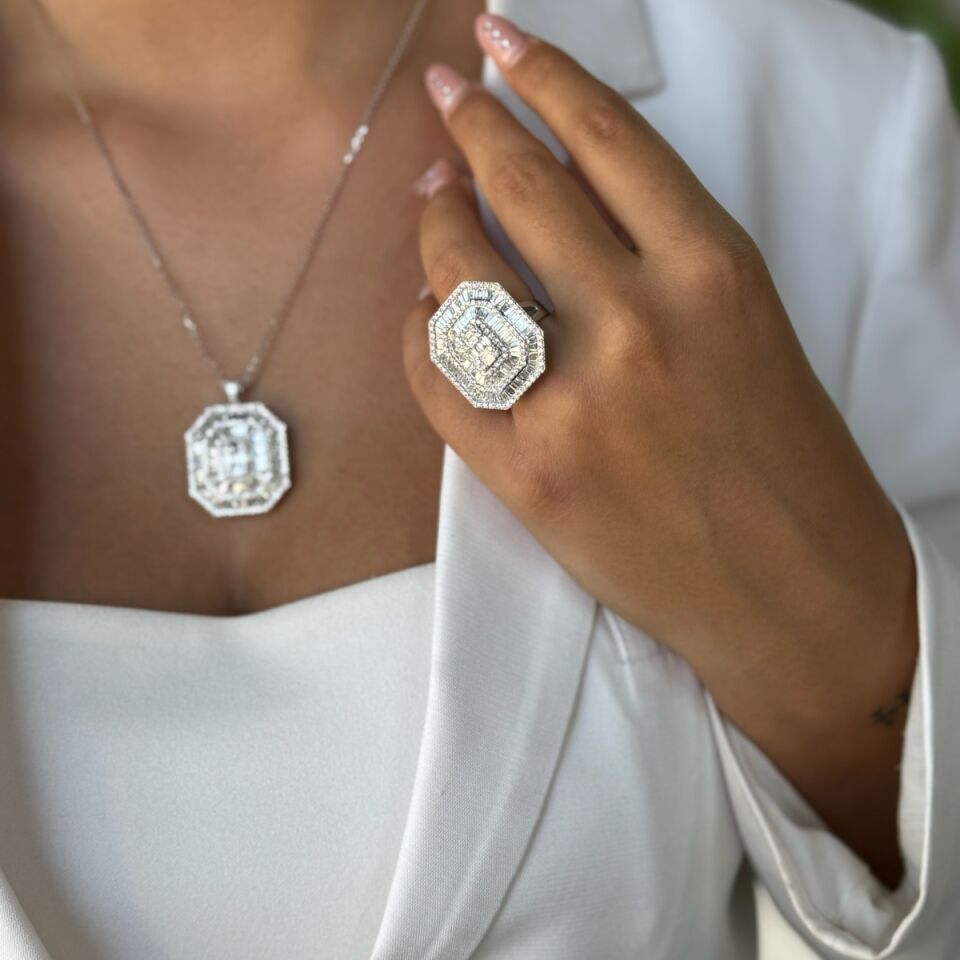 14 AYAR 4,14 CT F RENGİ BAGET TAŞLI İTALYAN MONTÜR PIRLANTA YÜZÜK