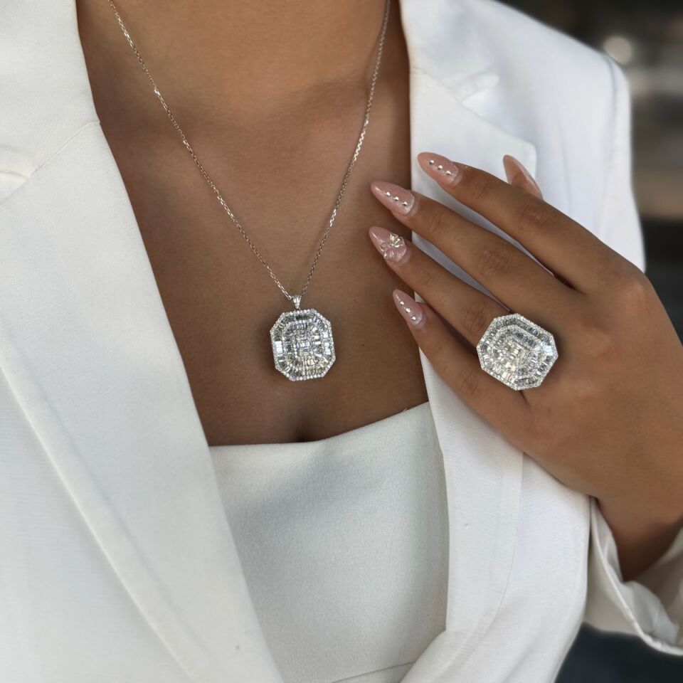 14 AYAR 4,14 CT F RENGİ BAGET TAŞLI İTALYAN MONTÜR PIRLANTA YÜZÜK