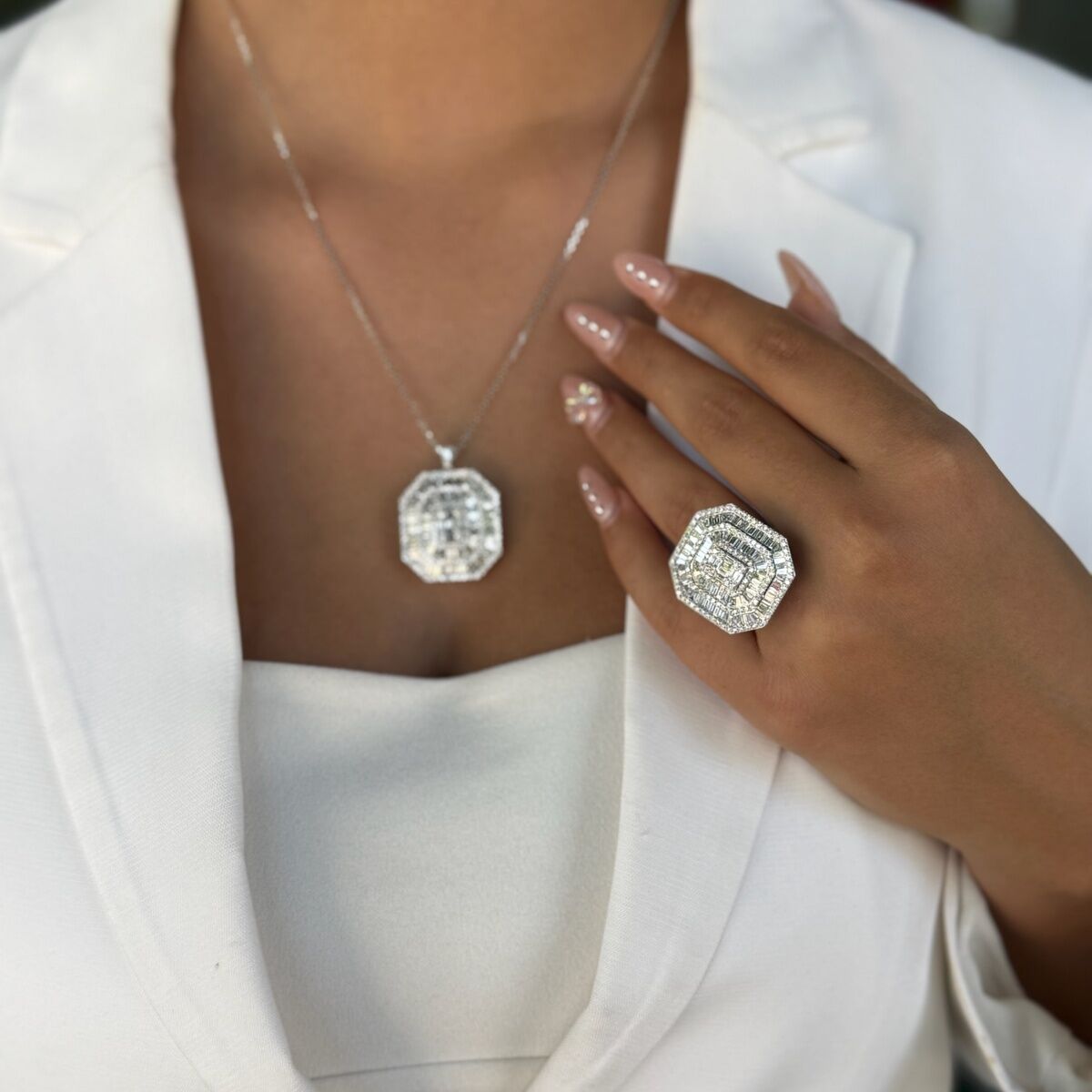 14 AYAR 4,14 CT F RENGİ BAGET TAŞLI İTALYAN MONTÜR PIRLANTA YÜZÜK