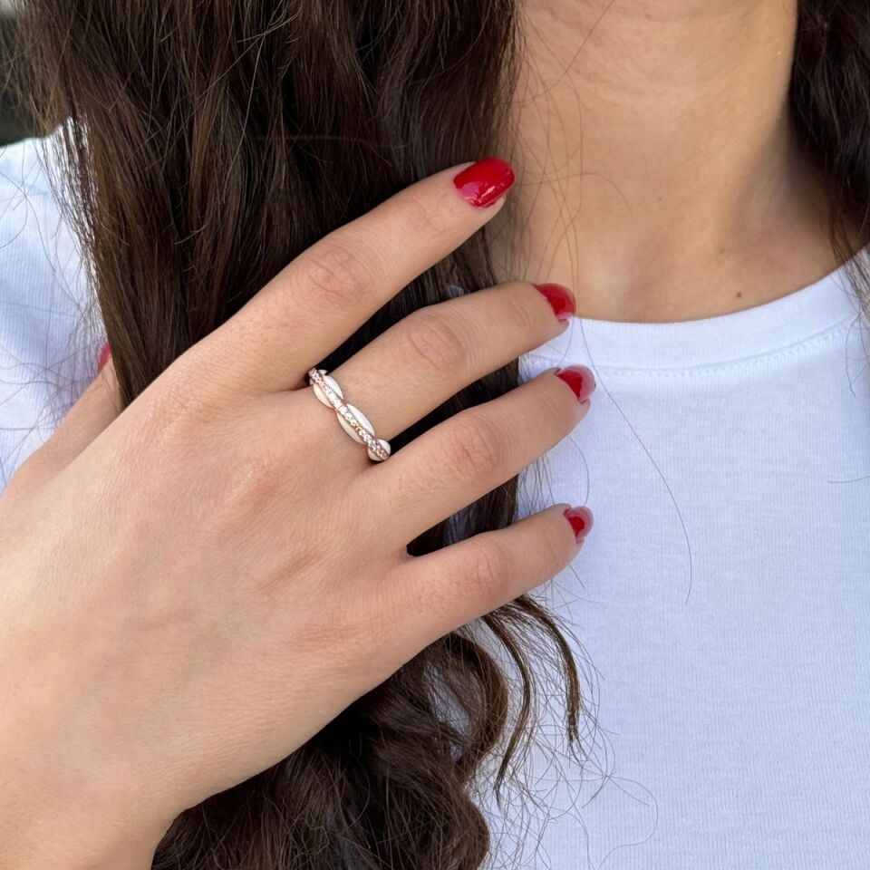 925 AYAR ROSE RENGİ ORTASI TAMTUR KENARLARI BEYAZ MİNELİ YÜZÜK