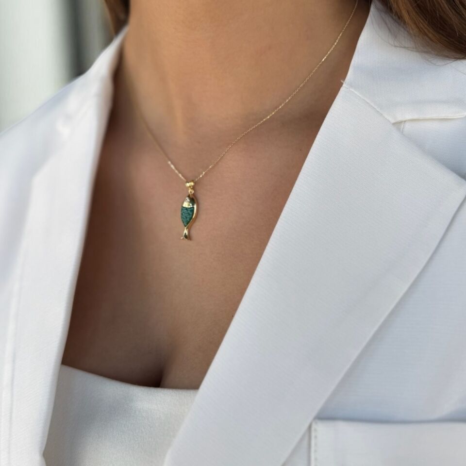 14 AYAR ÖZEL TASARIM YEŞİL TAŞLI BALIK KOLYE