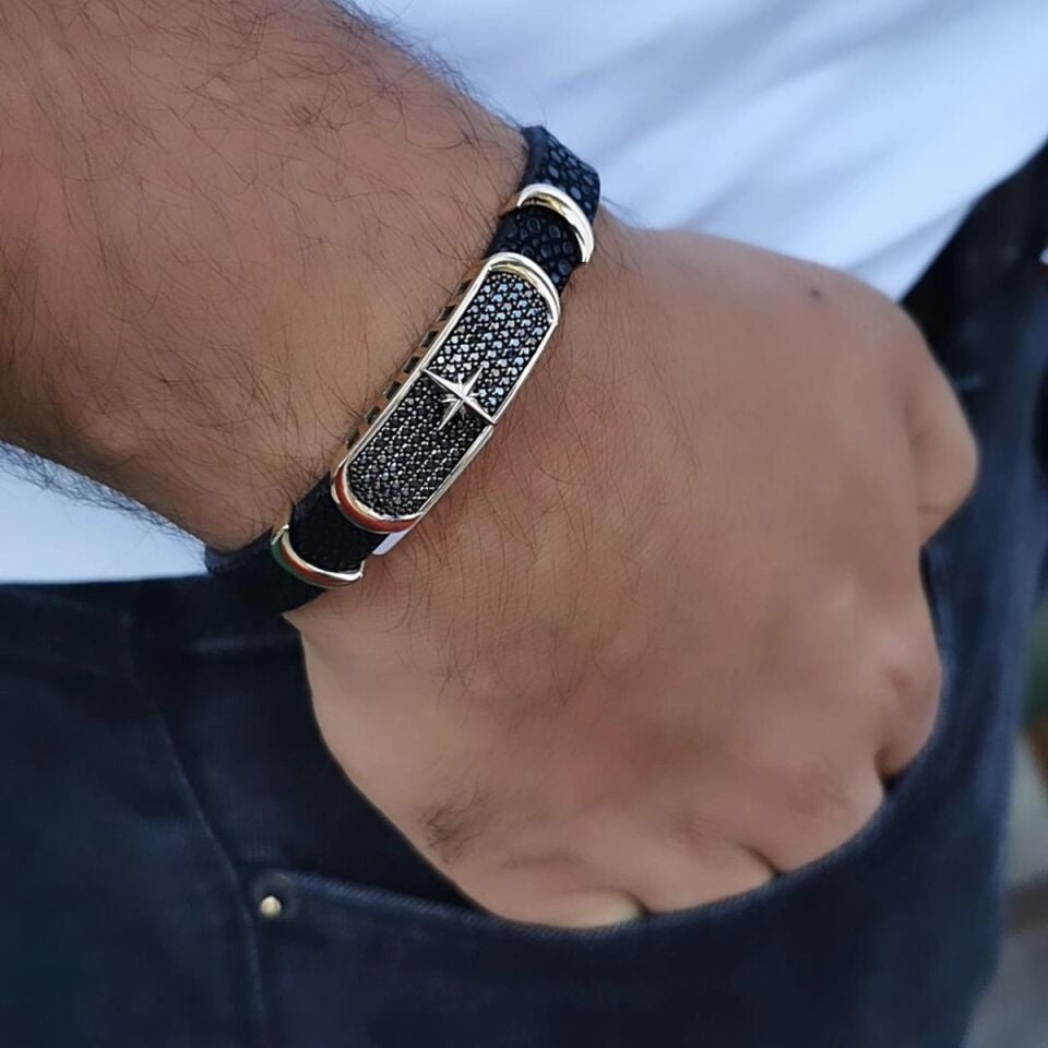 14 AYAR SİYAH VATOZ DERİSİ ÜZERİNE KUTUPYILDIZI ALTIN TASARIM ERKEK BİLEKLİK