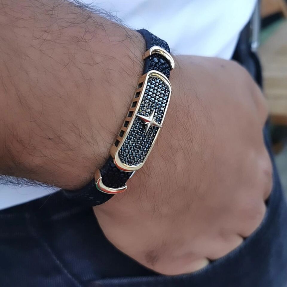 14 AYAR SİYAH VATOZ DERİSİ ÜZERİNE KUTUPYILDIZI ALTIN TASARIM ERKEK BİLEKLİK