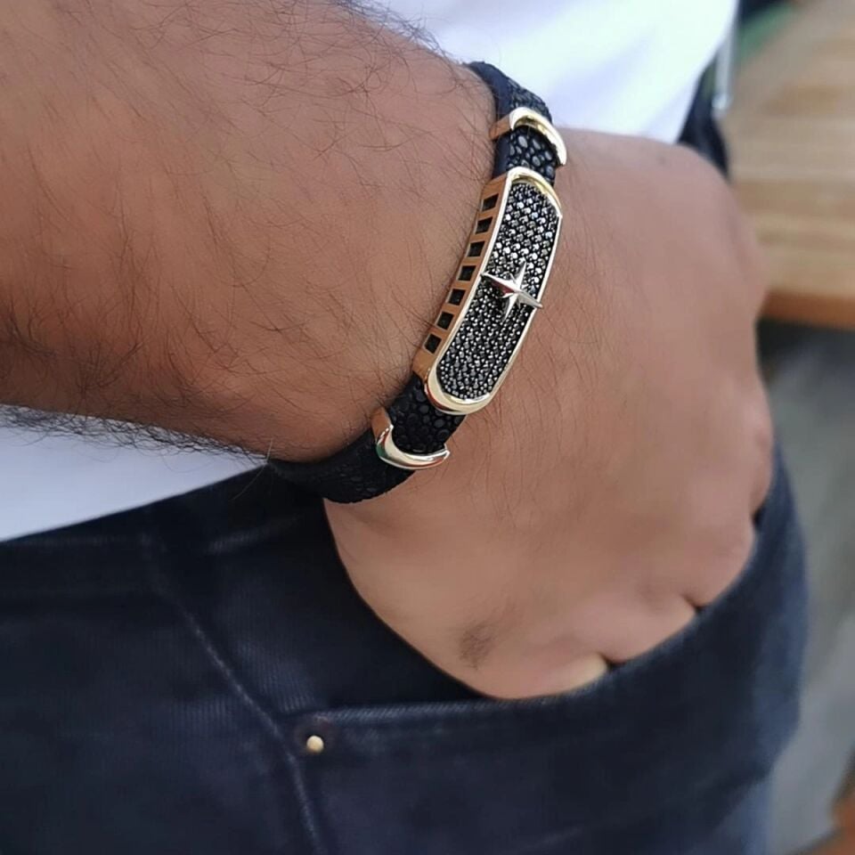 14 AYAR SİYAH VATOZ DERİSİ ÜZERİNE KUTUPYILDIZI ALTIN TASARIM ERKEK BİLEKLİK