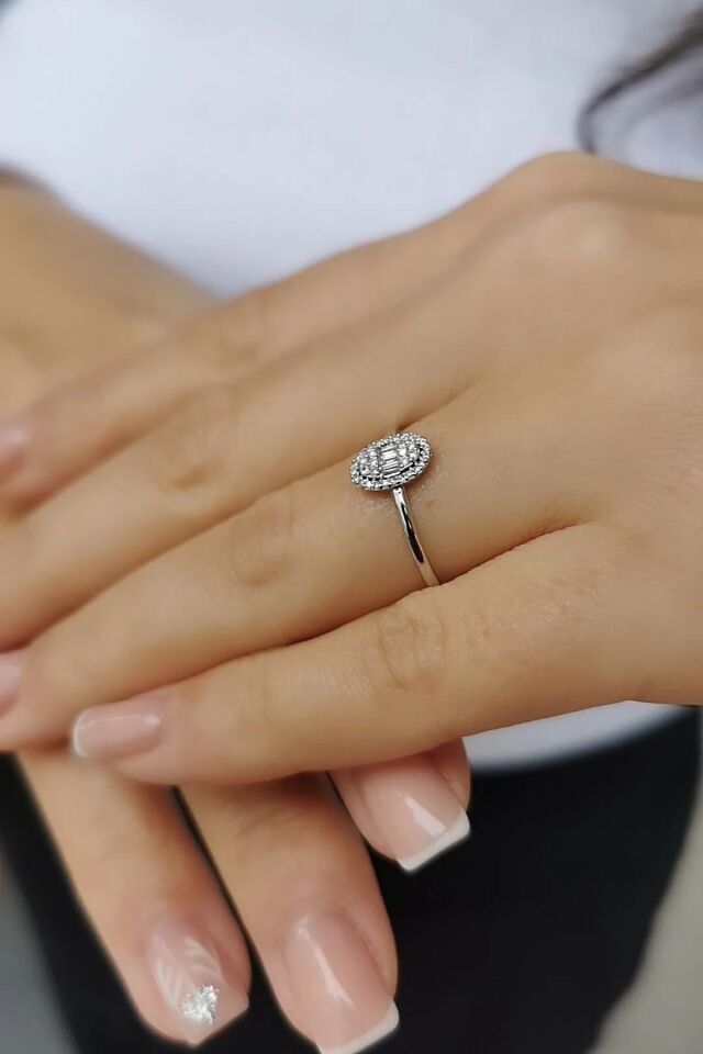 14 AYAR 0,12 CT BAGET PIRLANTA TAŞLI OVAL MODEL PIRLANTA YÜZÜK