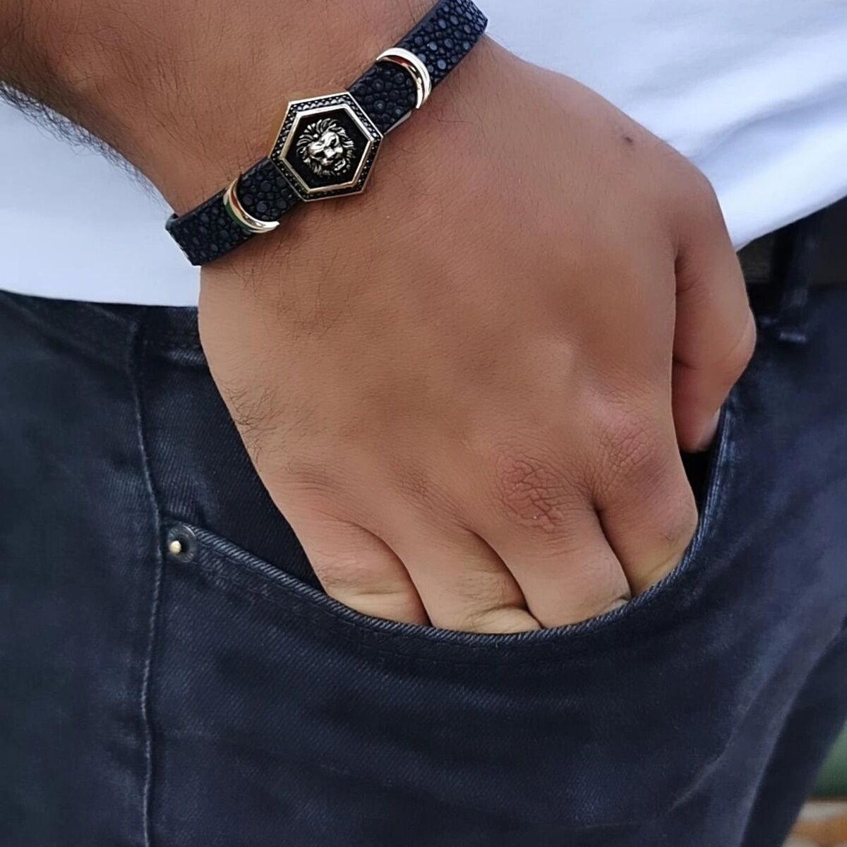 14 AYAR SİYAH VATOZ DERİSİ ÜZERİNE ASLAN ALTIN TASARIM ERKEK BİLEKLİK