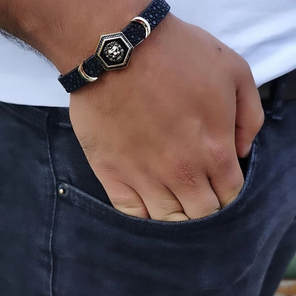 14 AYAR SİYAH VATOZ DERİSİ ÜZERİNE ASLAN ALTIN TASARIM ERKEK BİLEKLİK