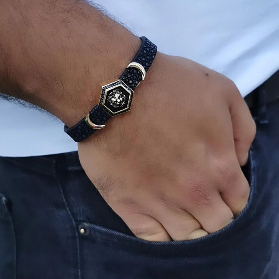 14 AYAR SİYAH VATOZ DERİSİ ÜZERİNE ASLAN ALTIN TASARIM ERKEK BİLEKLİK