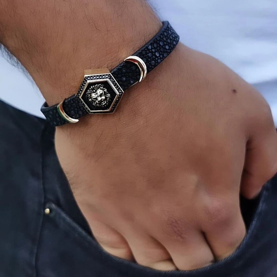 14 AYAR SİYAH VATOZ DERİSİ ÜZERİNE ASLAN ALTIN TASARIM ERKEK BİLEKLİK