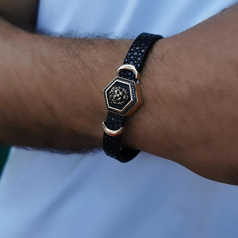 14 AYAR SİYAH VATOZ DERİSİ ÜZERİNE ASLAN ALTIN TASARIM ERKEK BİLEKLİK