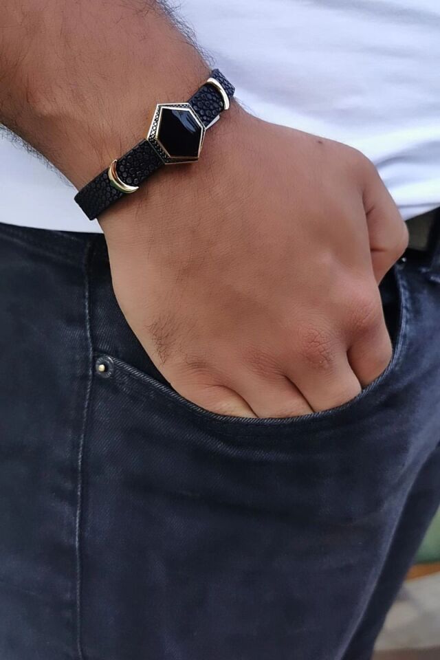 14 AYAR SİYAH VATOZ DERİSİ ÜZERİNE ALTIN TASARIM ERKEK BİLEKLİK
