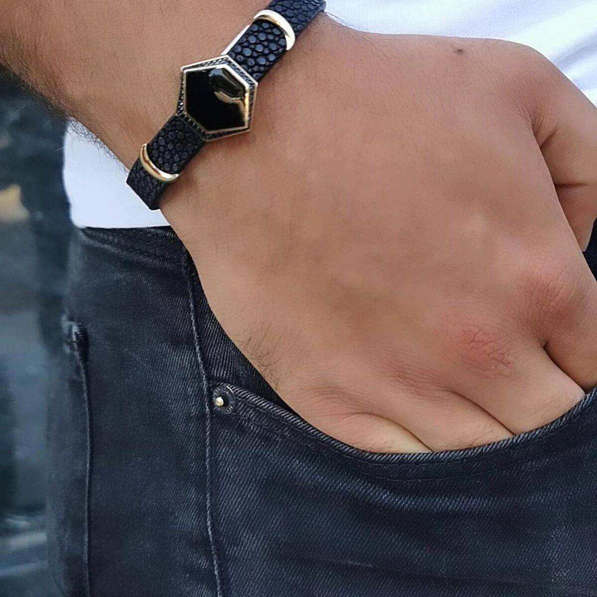 14 AYAR SİYAH VATOZ DERİSİ ÜZERİNE ALTIN TASARIM ERKEK BİLEKLİK