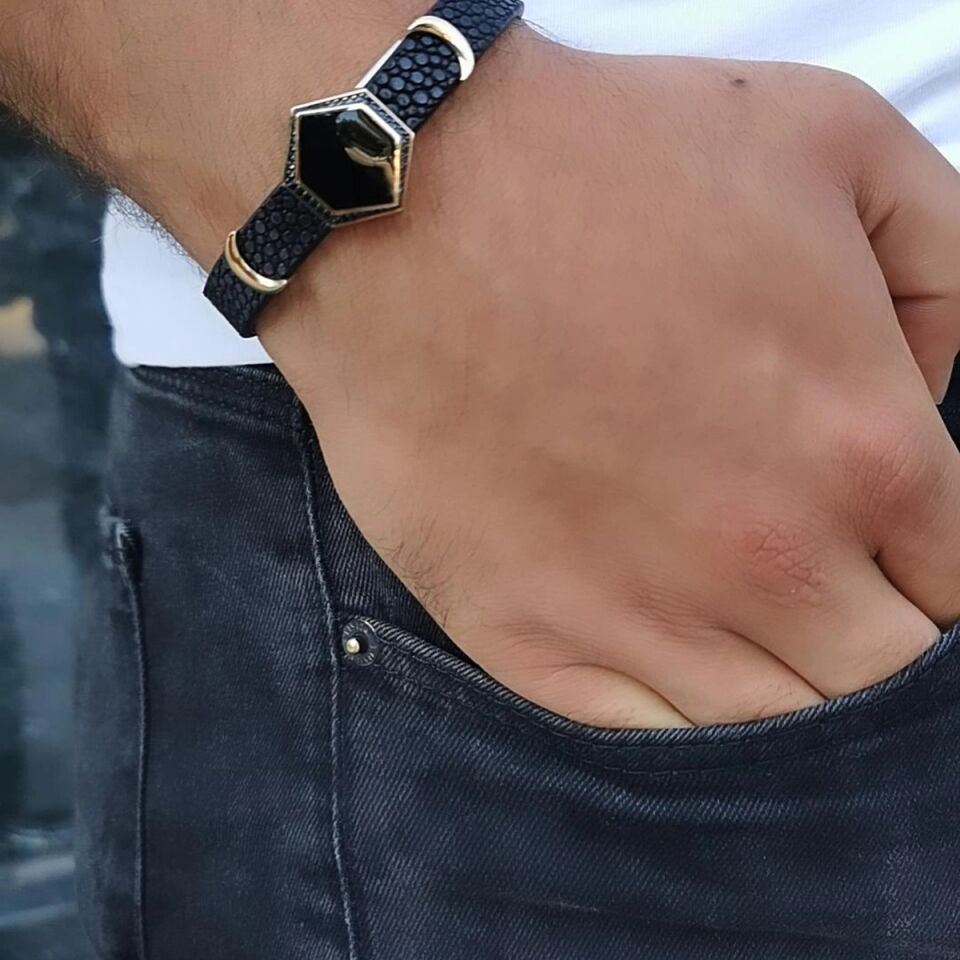 14 AYAR SİYAH VATOZ DERİSİ ÜZERİNE ALTIN TASARIM ERKEK BİLEKLİK