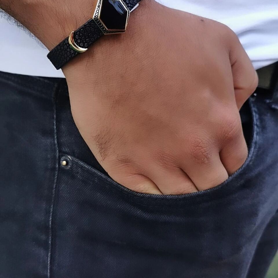 14 AYAR SİYAH VATOZ DERİSİ ÜZERİNE ALTIN TASARIM ERKEK BİLEKLİK