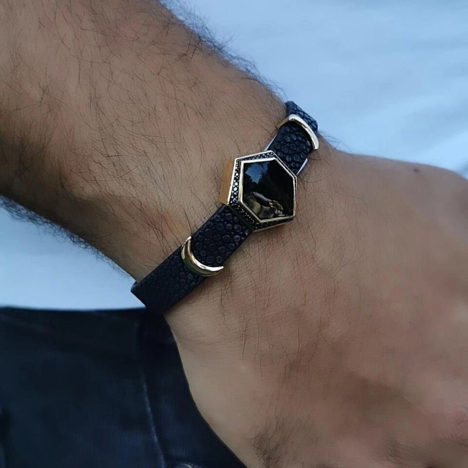 14 AYAR SİYAH VATOZ DERİSİ ÜZERİNE ALTIN TASARIM ERKEK BİLEKLİK