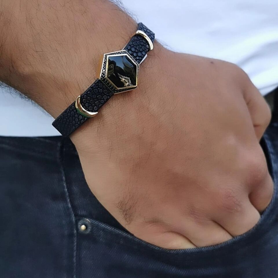 14 AYAR SİYAH VATOZ DERİSİ ÜZERİNE ALTIN TASARIM ERKEK BİLEKLİK