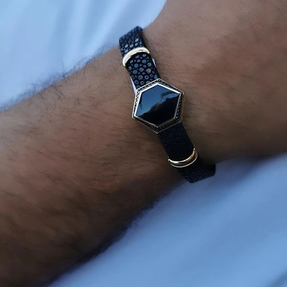 14 AYAR SİYAH VATOZ DERİSİ ÜZERİNE ALTIN TASARIM ERKEK BİLEKLİK