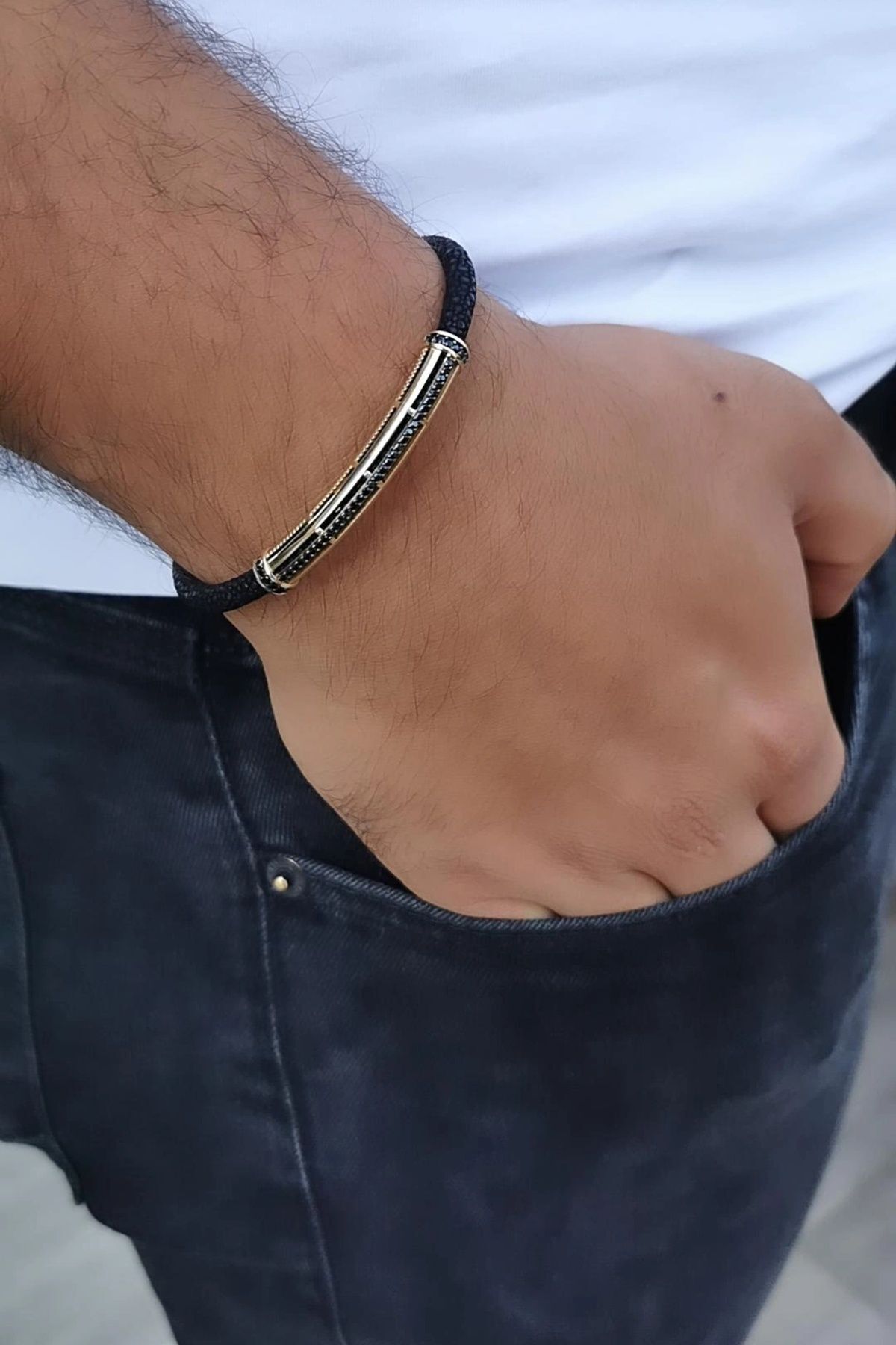 14 AYAR SİYAH VATOZ DERİSİ ÜZERİNE ALTIN TASARIM ERKEK BİLEKLİK