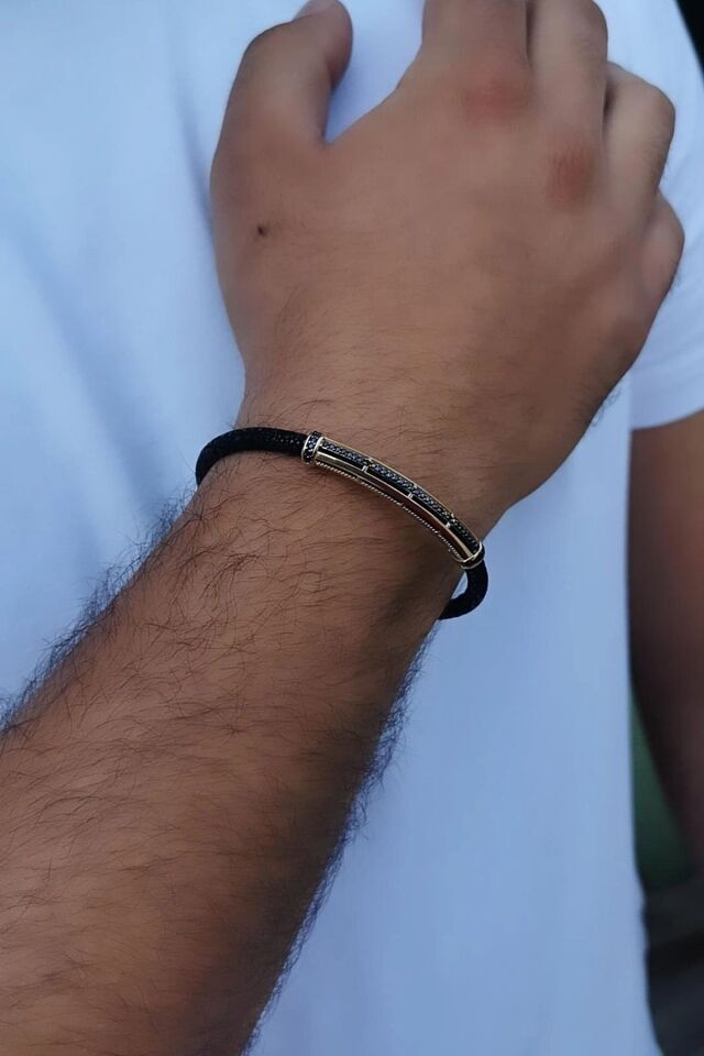 14 AYAR SİYAH VATOZ DERİSİ ÜZERİNE ALTIN TASARIM ERKEK BİLEKLİK