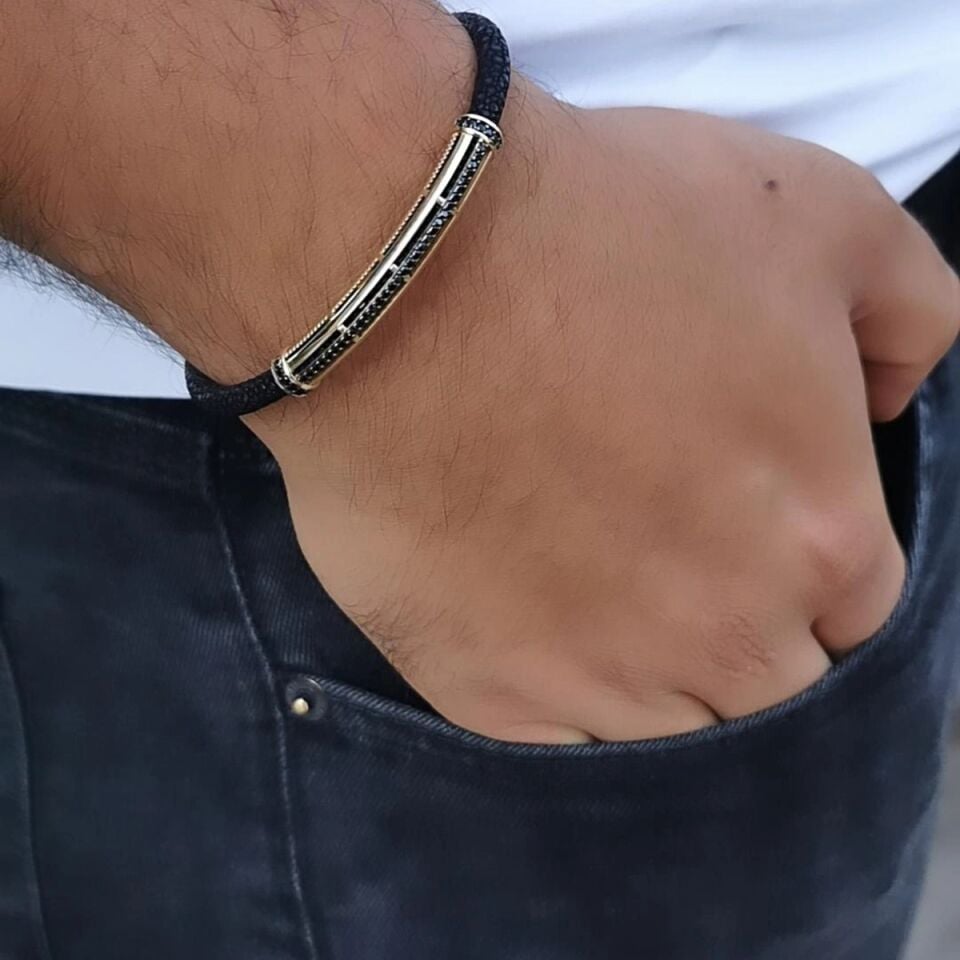 14 AYAR SİYAH VATOZ DERİSİ ÜZERİNE ALTIN TASARIM ERKEK BİLEKLİK