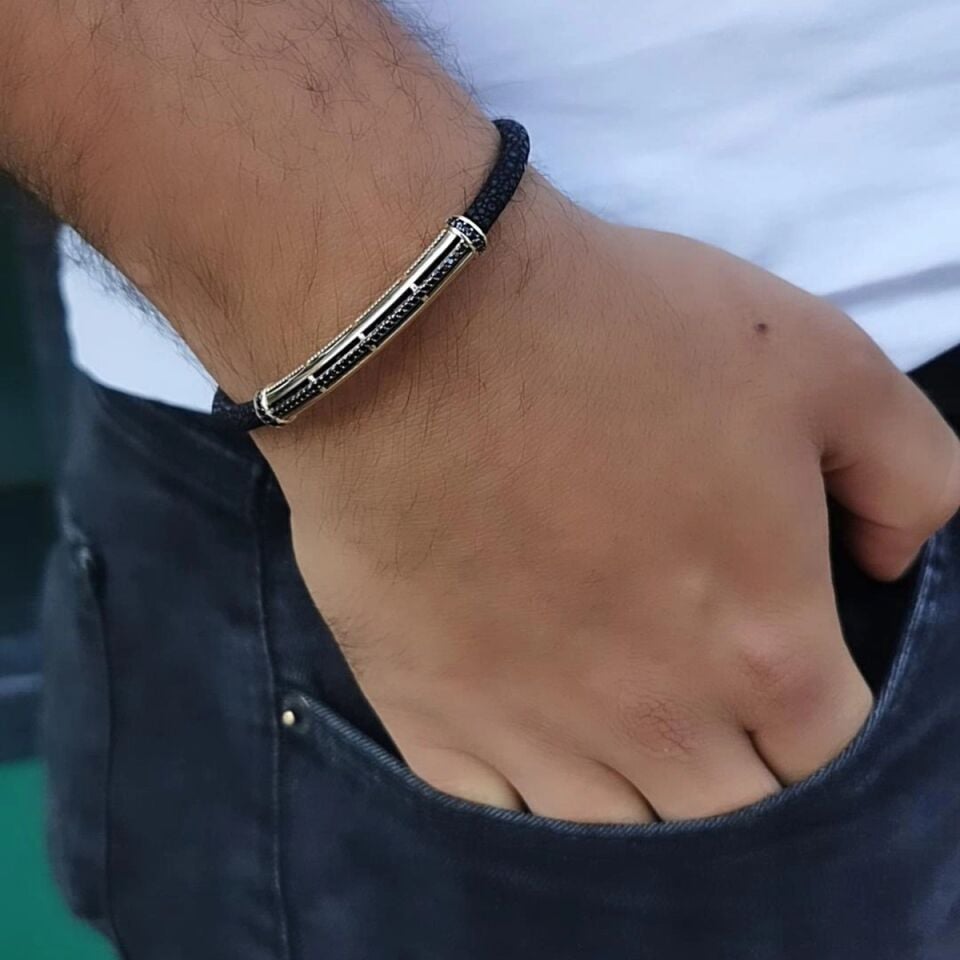14 AYAR SİYAH VATOZ DERİSİ ÜZERİNE ALTIN TASARIM ERKEK BİLEKLİK