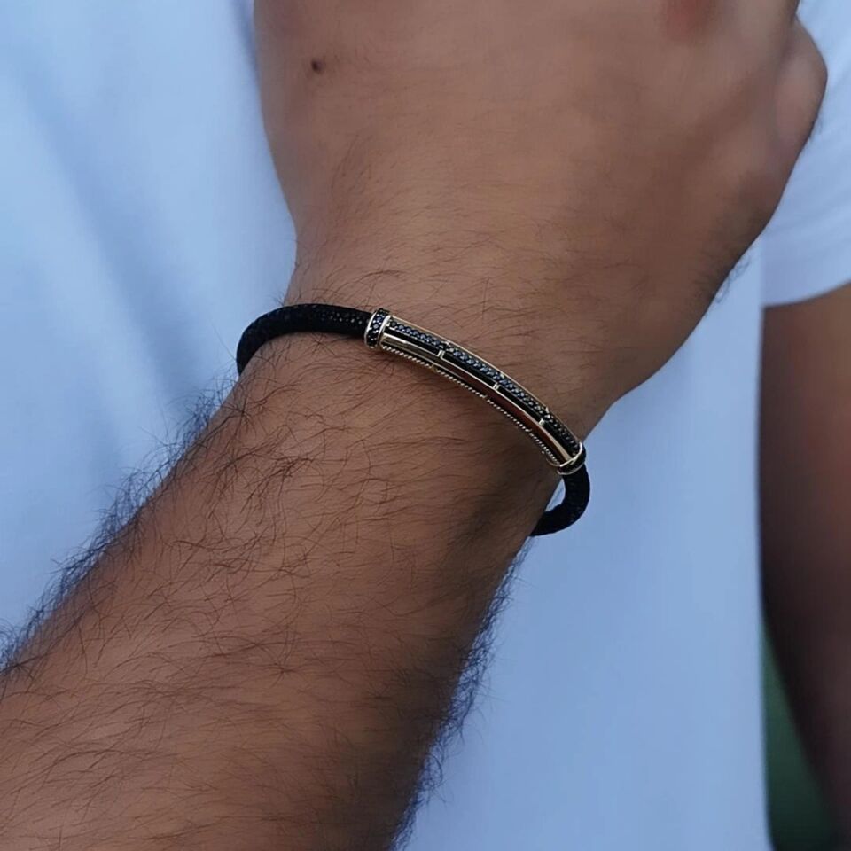 14 AYAR SİYAH VATOZ DERİSİ ÜZERİNE ALTIN TASARIM ERKEK BİLEKLİK
