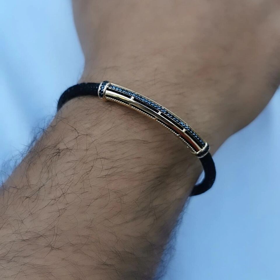 14 AYAR SİYAH VATOZ DERİSİ ÜZERİNE ALTIN TASARIM ERKEK BİLEKLİK