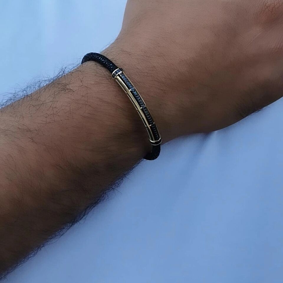 14 AYAR SİYAH VATOZ DERİSİ ÜZERİNE ALTIN TASARIM ERKEK BİLEKLİK