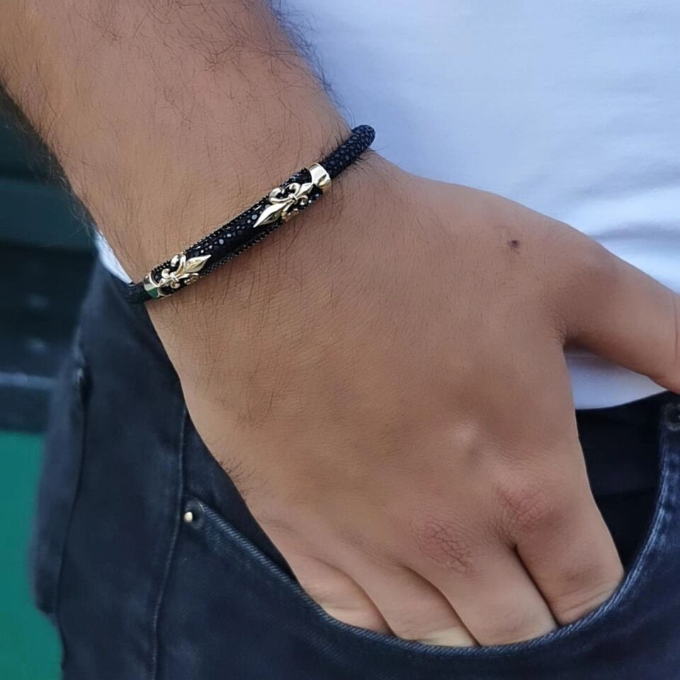 14 AYAR SİYAH VATOZ DERİSİ ÜZERİNE ALTIN TASARIM ERKEK BİLEKLİK