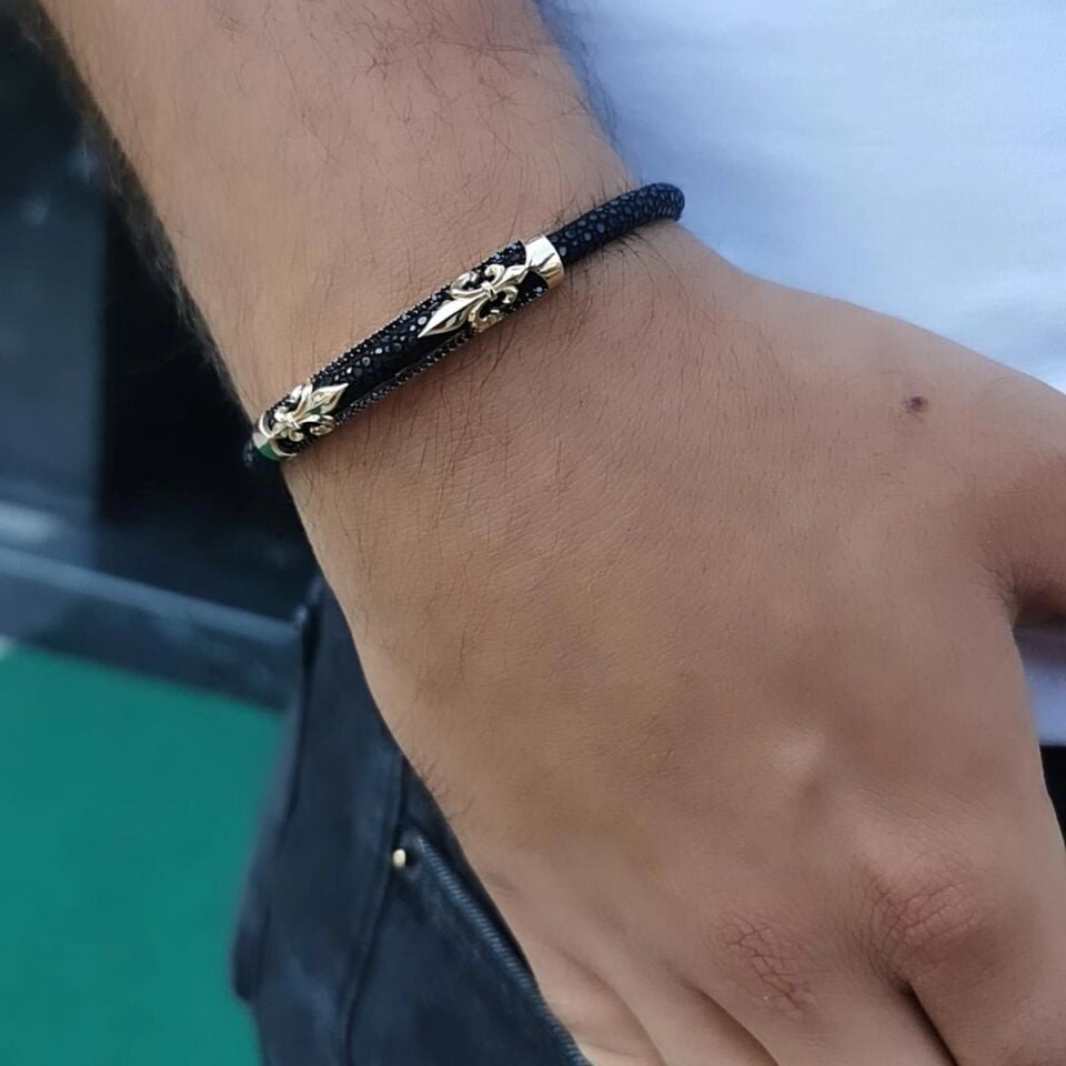 14 AYAR SİYAH VATOZ DERİSİ ÜZERİNE ALTIN TASARIM ERKEK BİLEKLİK