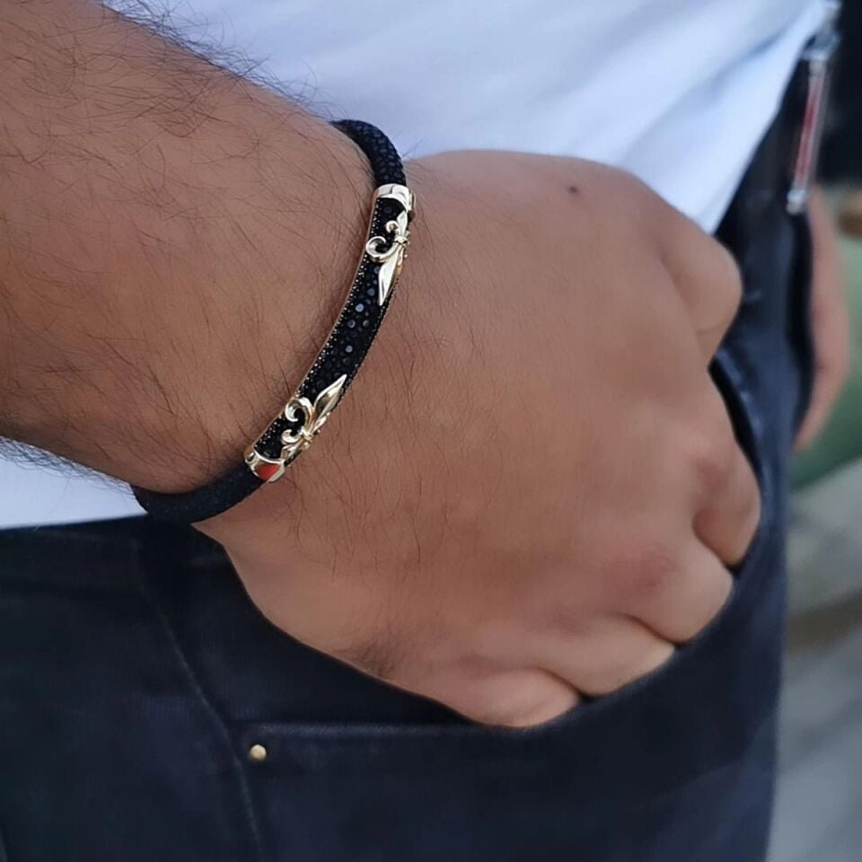 14 AYAR SİYAH VATOZ DERİSİ ÜZERİNE ALTIN TASARIM ERKEK BİLEKLİK