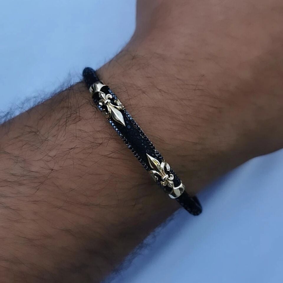 14 AYAR SİYAH VATOZ DERİSİ ÜZERİNE ALTIN TASARIM ERKEK BİLEKLİK