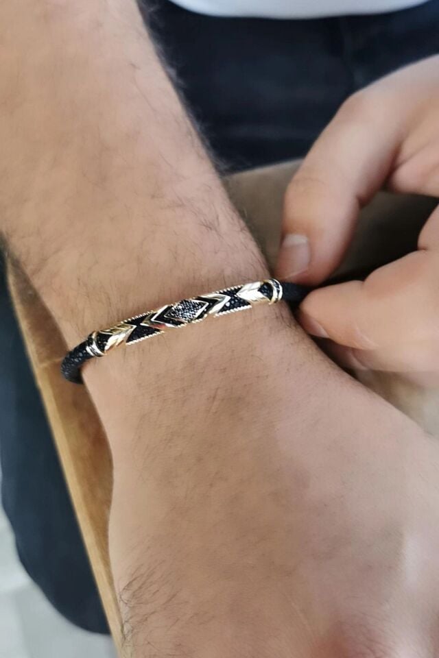 14 AYAR SİYAH VATOZ DERİSİ ÜZERİNE ALTIN TASARIM ERKEK BİLEKLİK