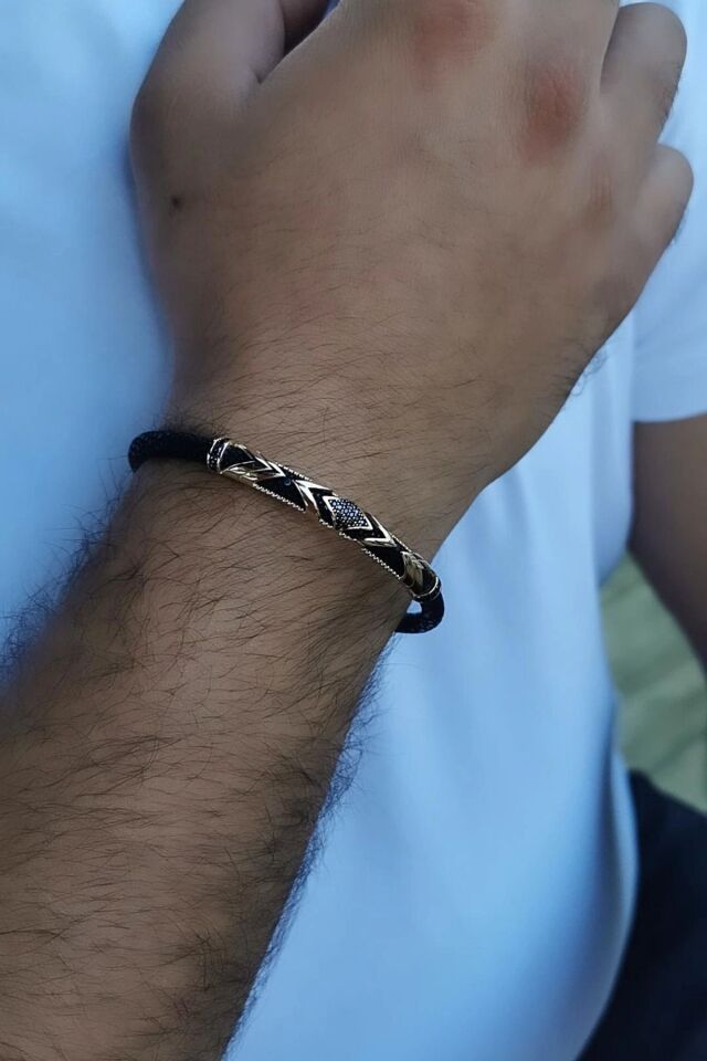 14 AYAR SİYAH VATOZ DERİSİ ÜZERİNE ALTIN TASARIM ERKEK BİLEKLİK