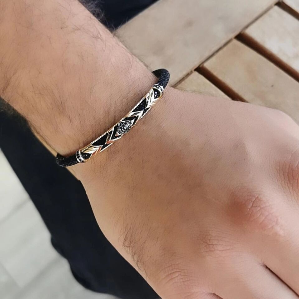 14 AYAR SİYAH VATOZ DERİSİ ÜZERİNE ALTIN TASARIM ERKEK BİLEKLİK