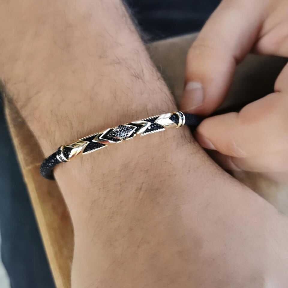 14 AYAR SİYAH VATOZ DERİSİ ÜZERİNE ALTIN TASARIM ERKEK BİLEKLİK