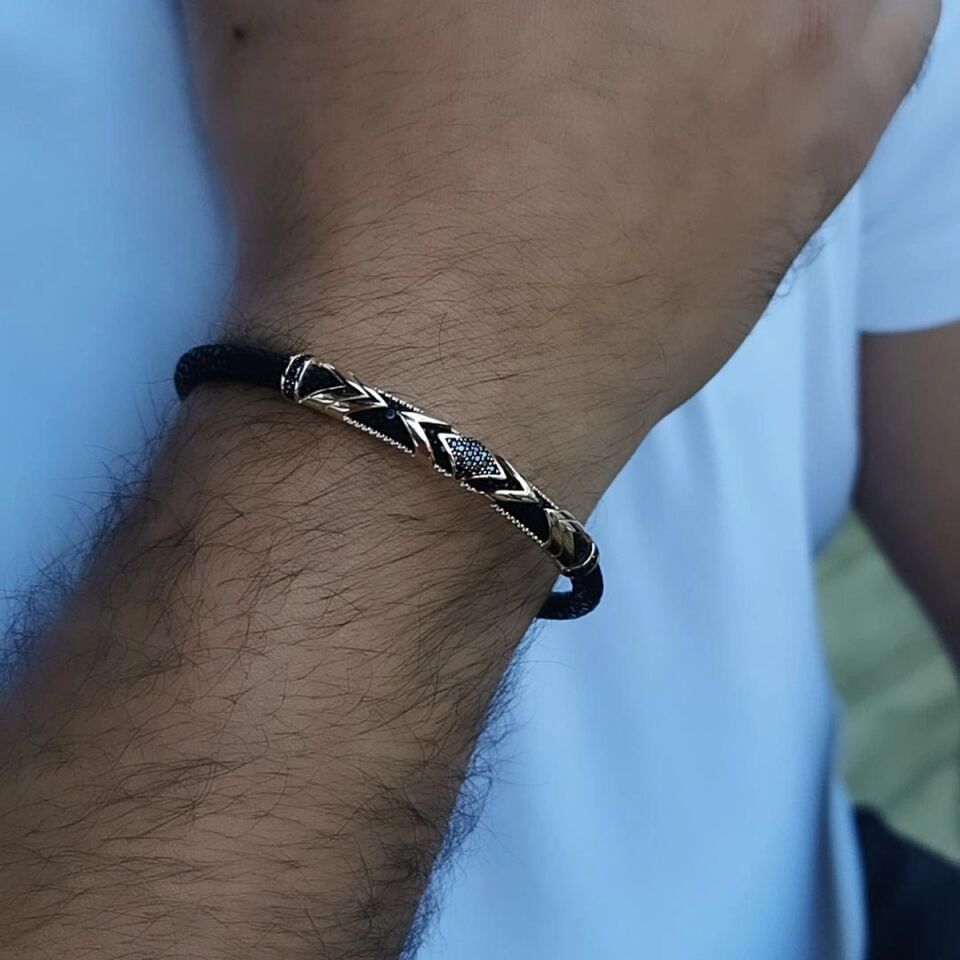 14 AYAR SİYAH VATOZ DERİSİ ÜZERİNE ALTIN TASARIM ERKEK BİLEKLİK