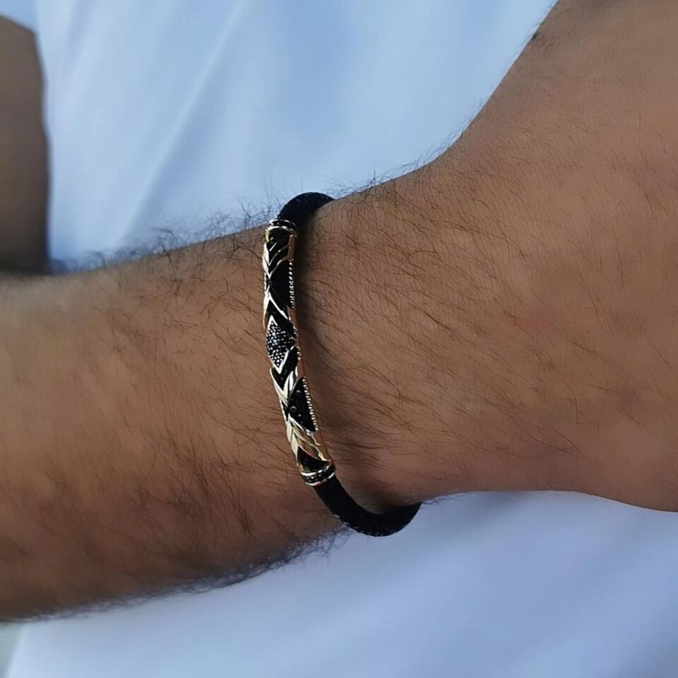 14 AYAR SİYAH VATOZ DERİSİ ÜZERİNE ALTIN TASARIM ERKEK BİLEKLİK