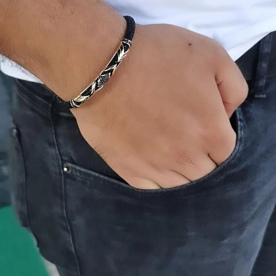 14 AYAR SİYAH VATOZ DERİSİ ÜZERİNE ALTIN TASARIM ERKEK BİLEKLİK