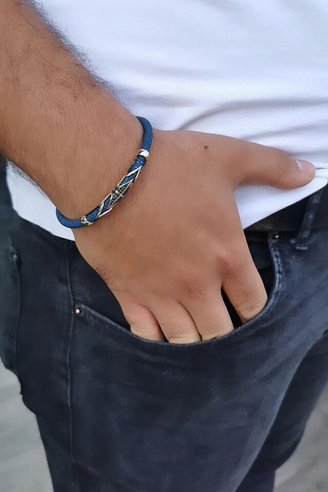 14 AYAR MAVİ VATOZ DERİSİ ÜZERİNE ALTIN TASARIM ERKEK BİLEKLİK