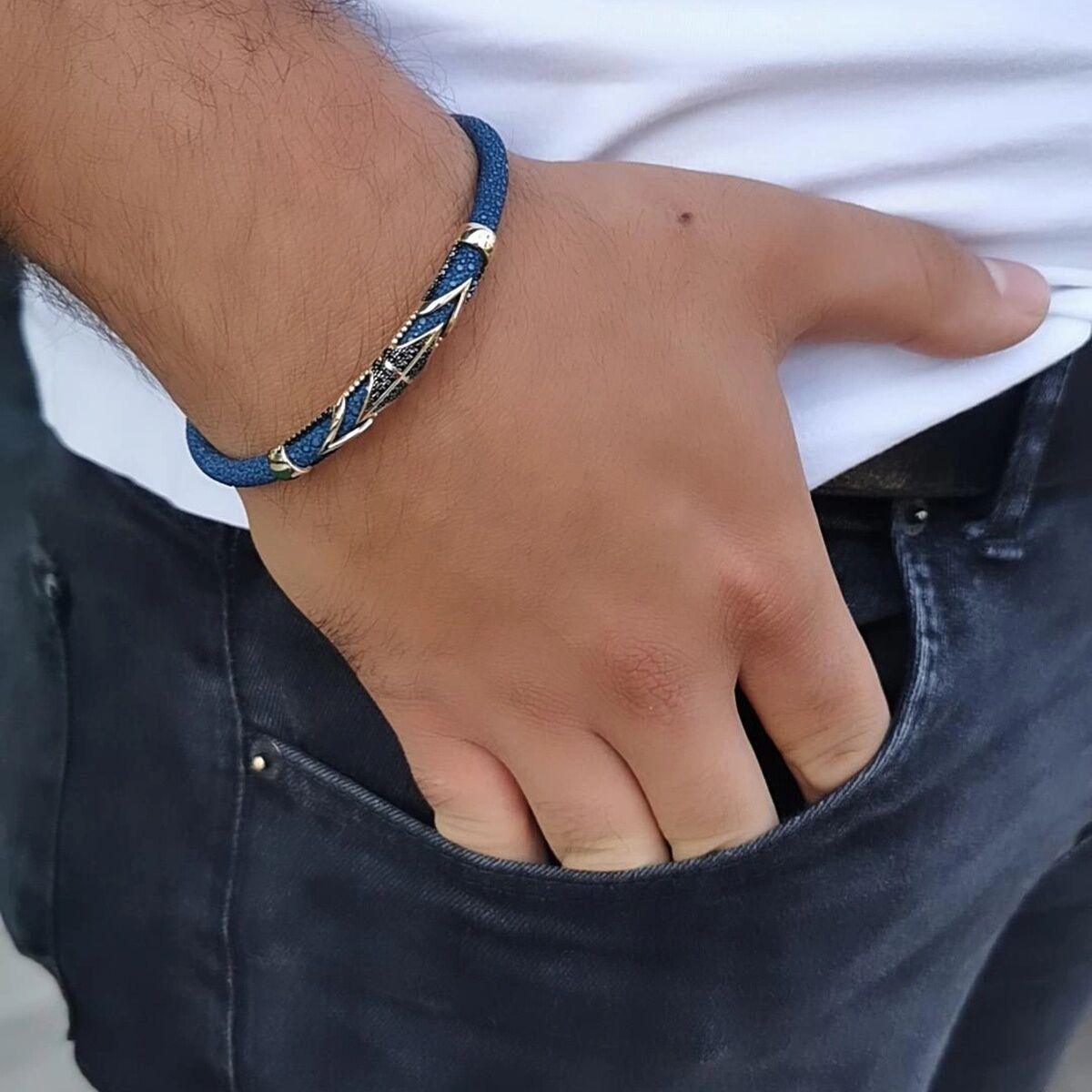 14 AYAR MAVİ VATOZ DERİSİ ÜZERİNE ALTIN TASARIM ERKEK BİLEKLİK