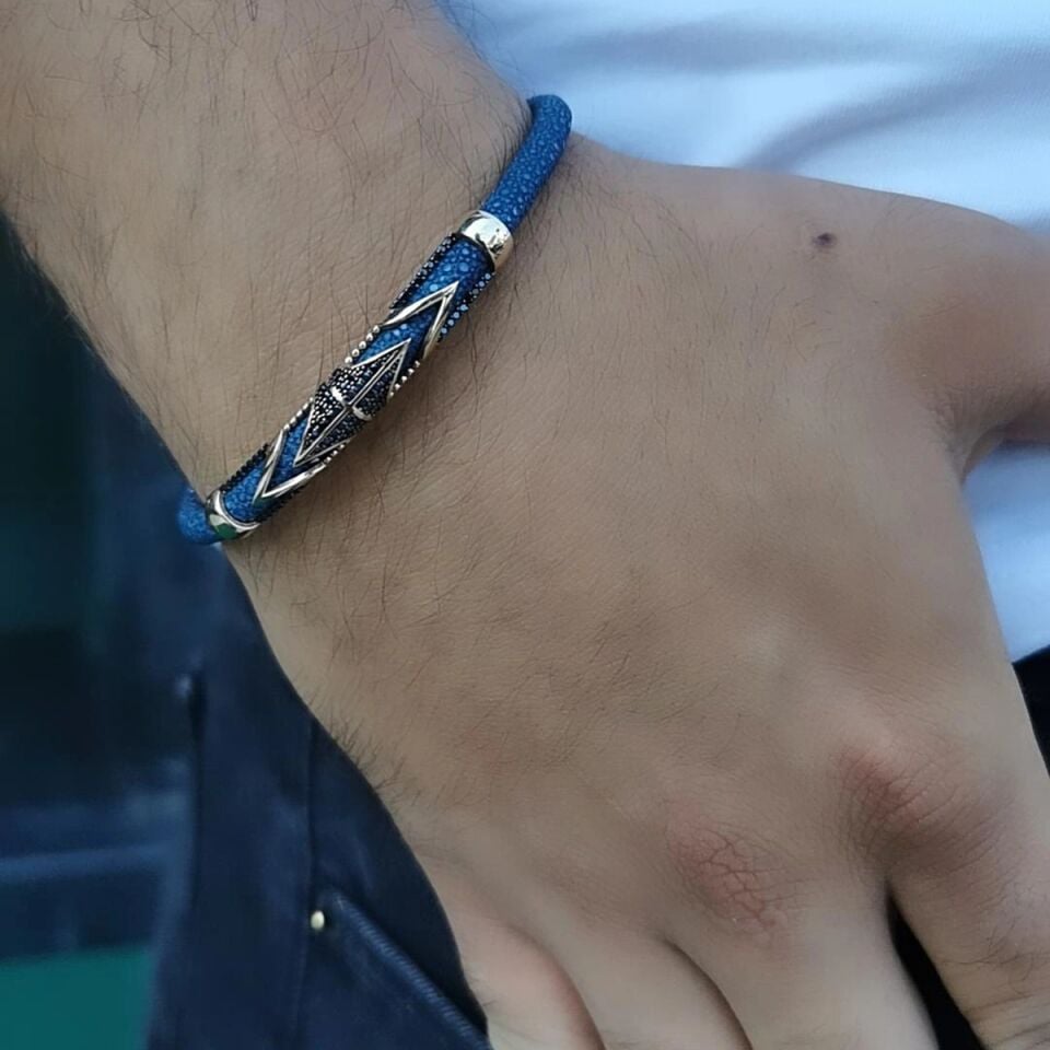 14 AYAR MAVİ VATOZ DERİSİ ÜZERİNE ALTIN TASARIM ERKEK BİLEKLİK