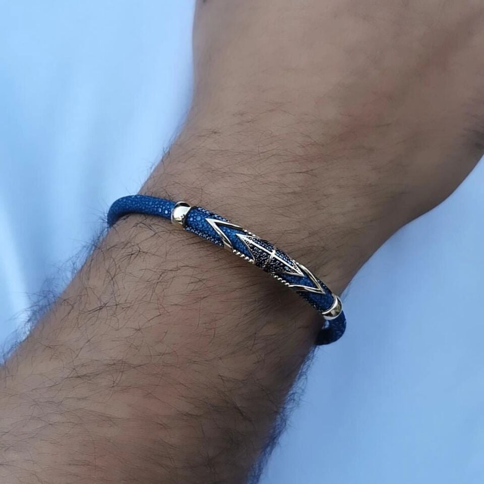 14 AYAR MAVİ VATOZ DERİSİ ÜZERİNE ALTIN TASARIM ERKEK BİLEKLİK