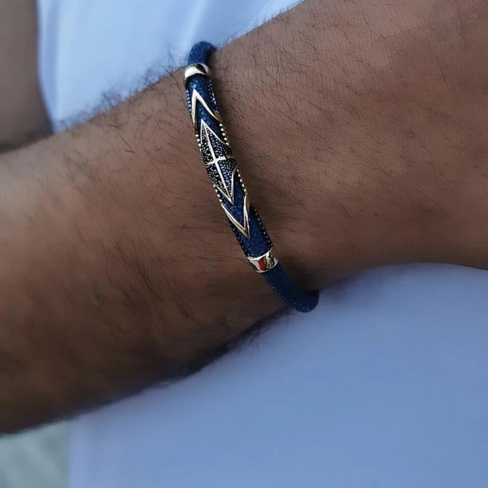 14 AYAR MAVİ VATOZ DERİSİ ÜZERİNE ALTIN TASARIM ERKEK BİLEKLİK