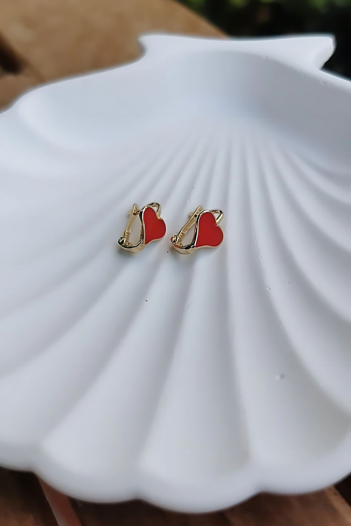 14 AYAR KIRMIZI MİNELİ KALP J KİLİT ALTIN ÇOCUK KÜPESİ